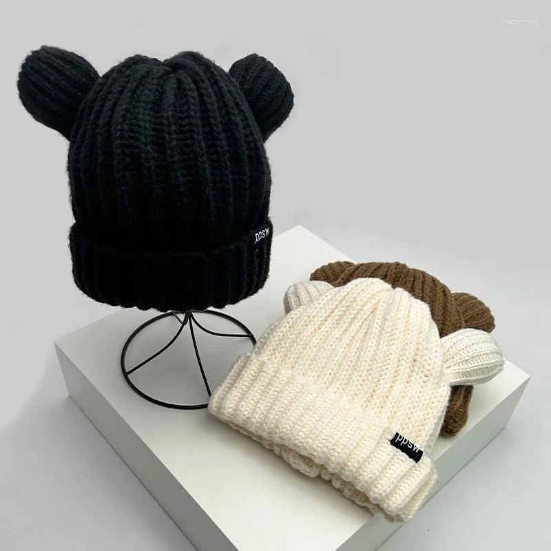 Berets moda quente carta de malha adesivo outono e inverno versátil balde de algodão chapéus mulheres bonito urso orelhas soltas lã coreana