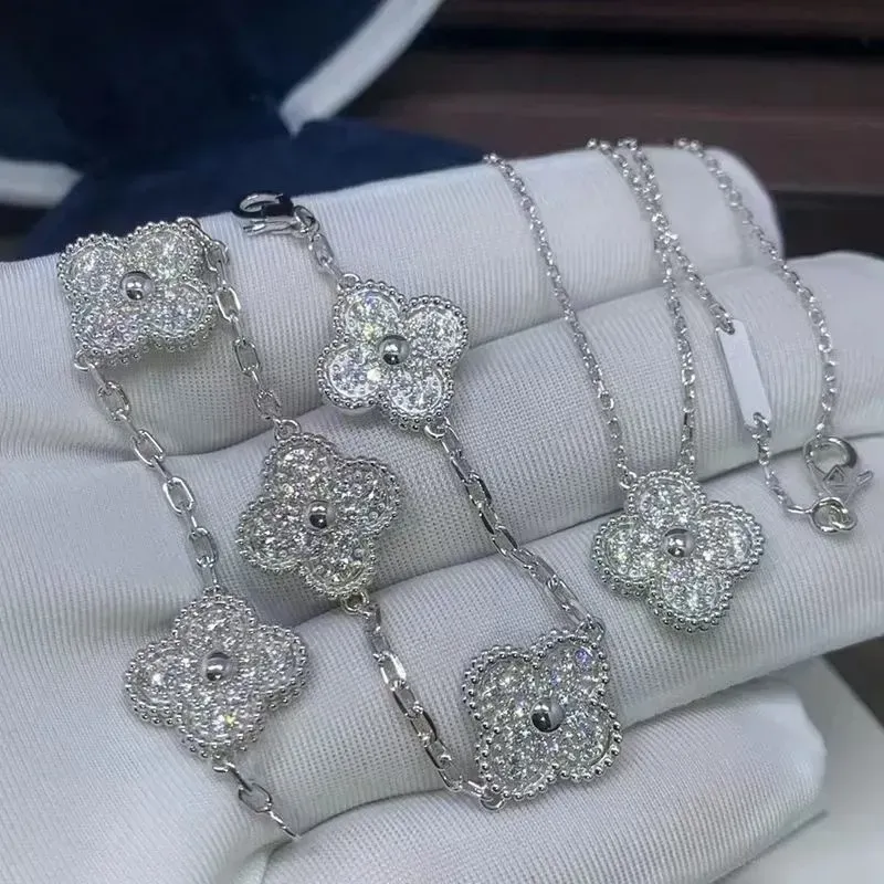 2024 designer bracelets van Luxury Clover Bracelet Pearl women 18K Gold Brand Love Bangle Charm Bracelets Shining Crystal Diamond A Party Jewelry6109382q15