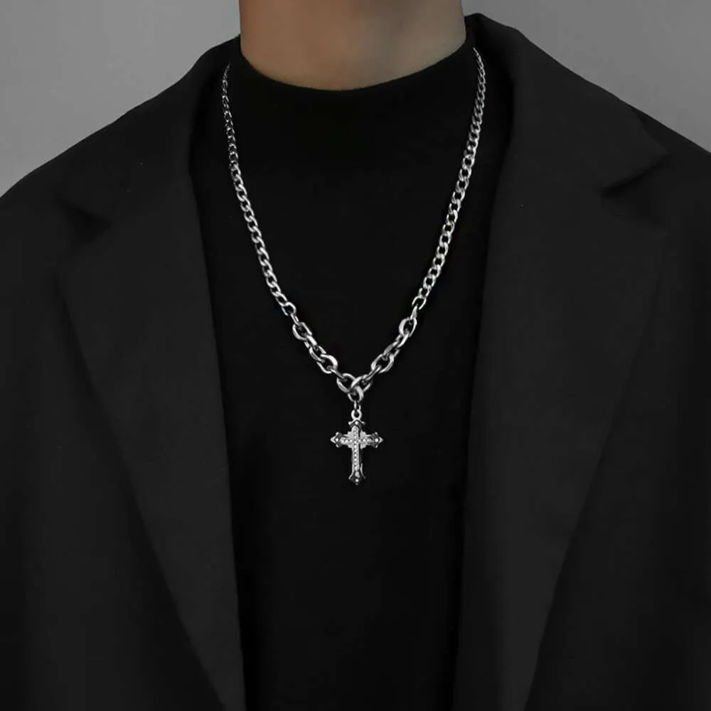 Mens Cross Necklace Mens Fashion Hip Hop High Fashion Märke Mångsidig Pendant Boys Minority Design Accessories Pendant