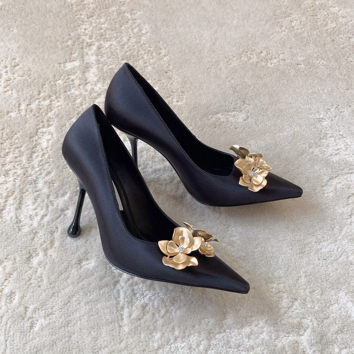 Designer décontracté noir satin cuir véritable fleurs en métal à talons talons aiguilles à enfiler bout pointu femmes mode talons hauts chaussures de fête sandales 10 CM