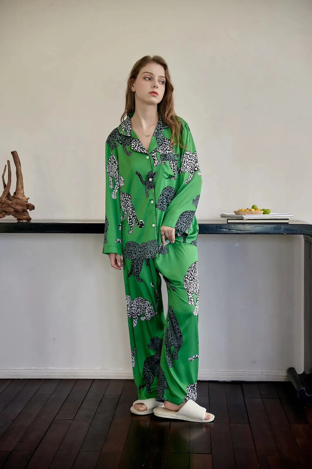 Verts léopard imprimés de vêtements de nuit en soie texturée en satin à manches longues et pantalons pantalons pyjama doux confortable à porter à la maison 240201