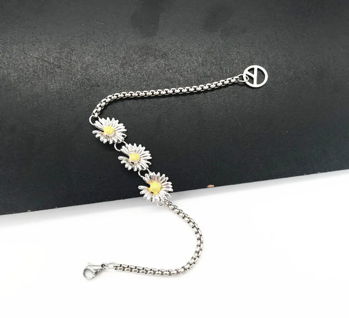 KPOP GDragon Three Daisy Design Bracelets Women Jewelry Peaceminusone Unisex Accessories wj3768380611
