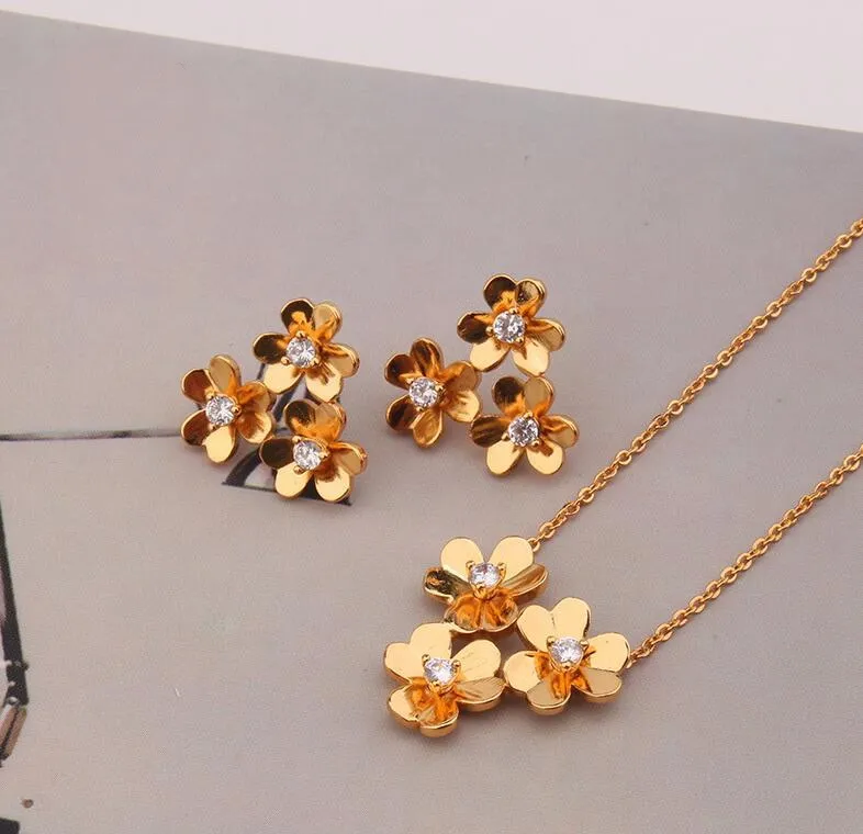 Koreaanse versie ketting met drie bloemen, nonchalant gecombineerd met frisse en elegante damesbloem met zes bloemblaadjes 925 zilveren naaldoorbel sieradenset