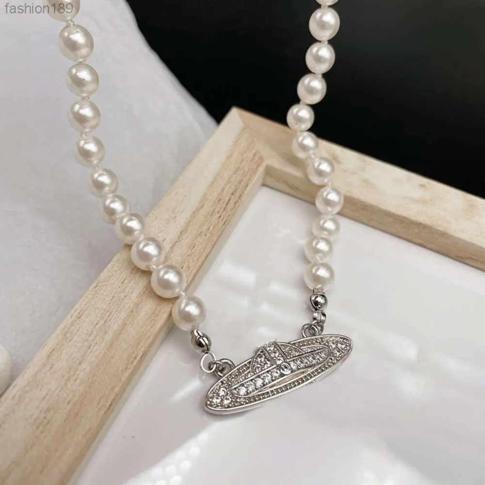 Classic Diamond-Filled Planet Pendant Designer Högkvalitativ Pearl Womens Halsband för din Wifes Wedding Anniversary Jewelry Gift