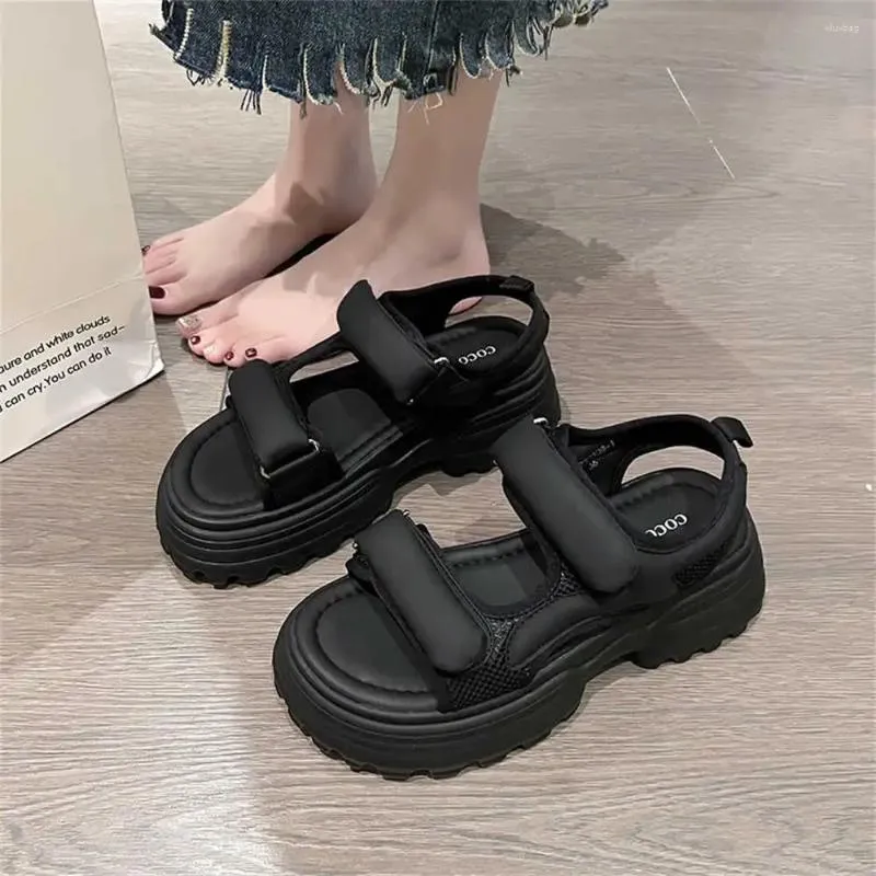 Chinelos Strappy Loli Sandálias Rosa Mulheres 2024 Sapatilhas 47 Tamanho Sapatos Branco Borracha Estilo Esportivo Luxary Pequeno Preço