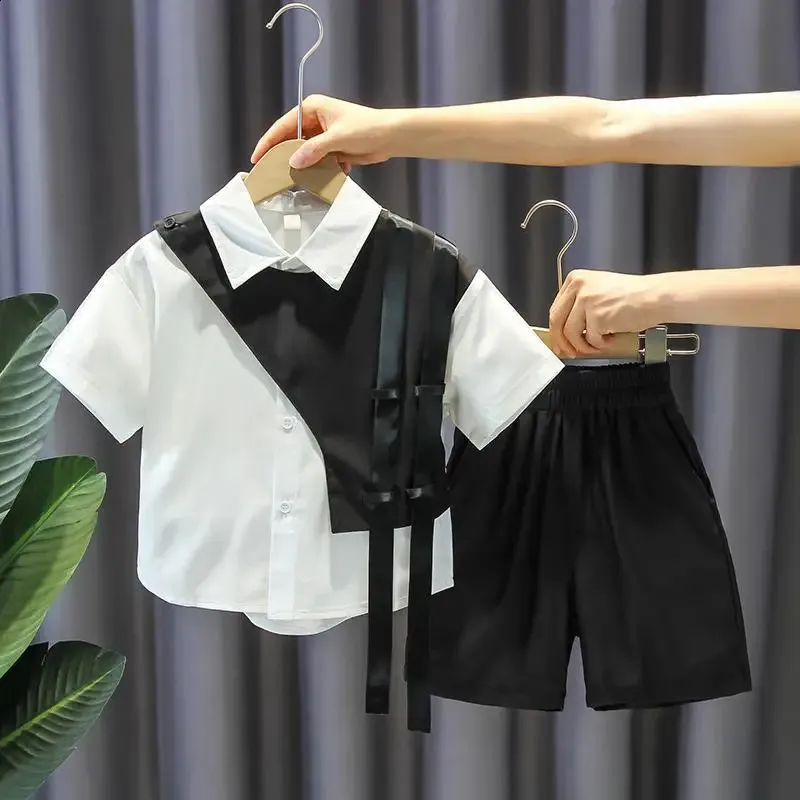 Ensemble pour enfants garçons à la mode patchwork noir et blanc chemise de bébé à simple boutonnage belle rue deux pièces de nouveaux vêtements d'été 240218