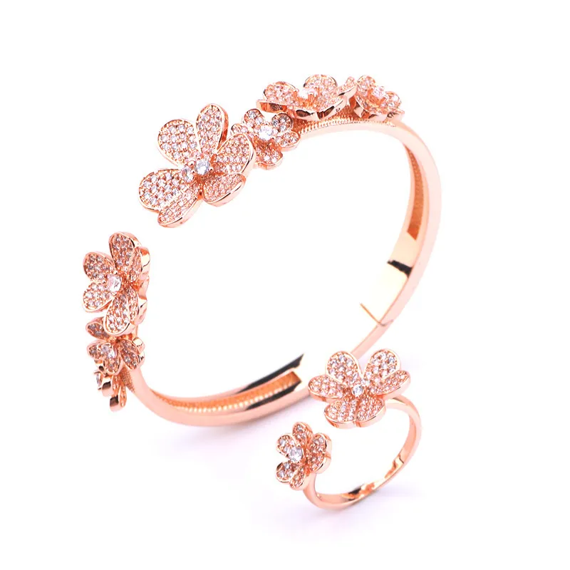 Bracciale rigido con fiore trifolium in zircone pieno alla moda Set di anelli per bracciale con apertura carino e fresco per gioielli di fidanzamento da donna