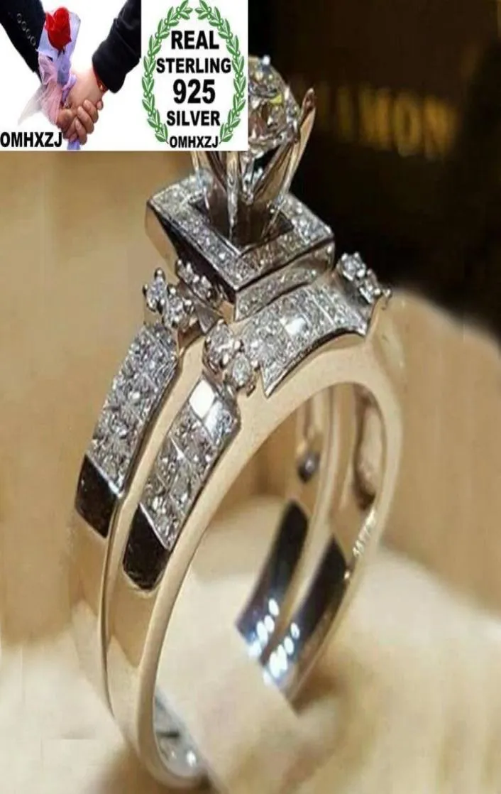 OMHXZJ Hele Drie Stenen Ringen Europese Mode Vrouw Man Party Huwelijkscadeau Zilver Wit Luxe Zirkoon S925 Sterling Zilver R8245270