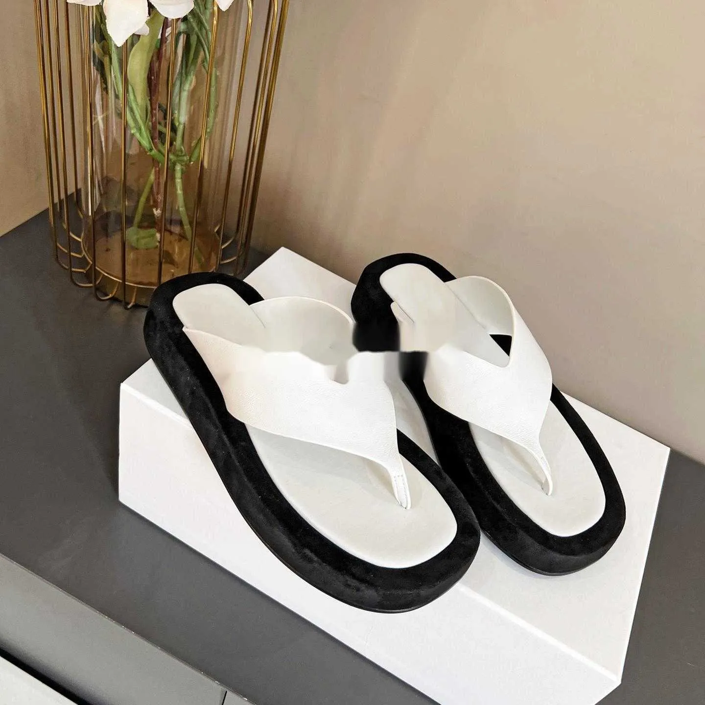 Designer kvinnor tofflor gummi flip flops kvinnor mular sommar svart vit glidbanor skum sandaler strand flip flops