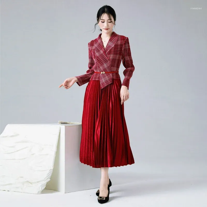 Casual Dresses Miyake Pleated 2024 Autumn/winter Suit Collar Dress With A Stylish Waist Tied French Retro Maix