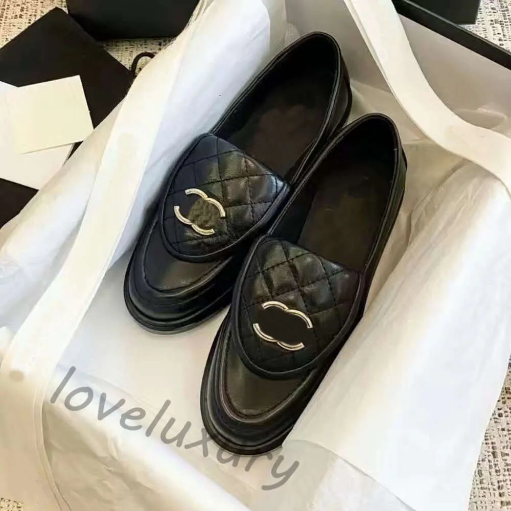 Loafers 2023 Sonbahar Moda Deri Zil All Maç All Maç Küçük Deri Ayakkabı Yüksek kaliteli kadın tek ayak metal toka siyah tek ayakkabı