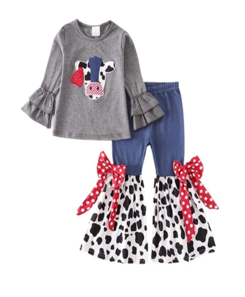 Baby Girls Clothes Set Cow Printing Ruffle Top och Bell Bottom Patchwork med två bågar byxor Söt stil butik för småbarn barn1955072