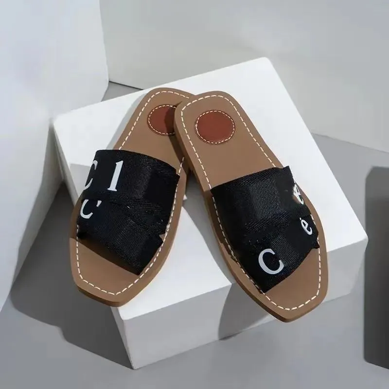 2024 designer sandaler för lady tofflor sommarstrand berömda kvinnor sandal randig kausal flip flops platt glid bomullssläpp band sandaler