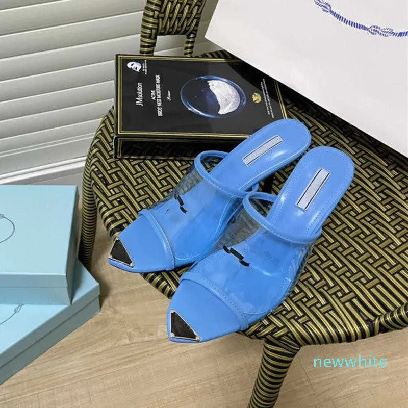 Designer-Damen-Sandalen mit dreieckigen bedruckten Plexiglas-Absätzen, luxuriöse Slides, klobiger hoher Absatz, 8 cm, transparente Hausschuhe aus silbernem Metallic-Leder