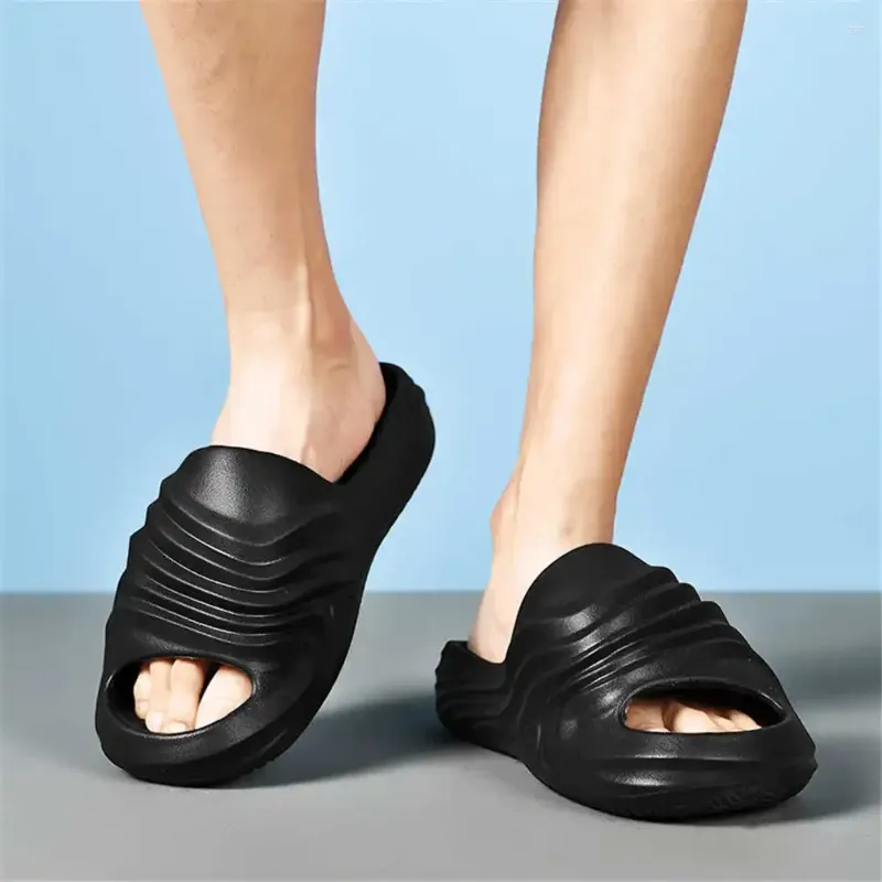 Pantoufles 43-44 sandales d'été légères chaussures de route pour hommes baskets de sport de créateurs chinois tendances Hypebeast
