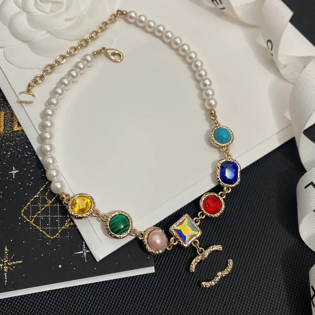 Gemstone halsbandsdesigner för kvinnor charm chokers guldkedjor med stämpel matt guld bokstav hänger c mode damer halsband bröllop smycken tillbehör