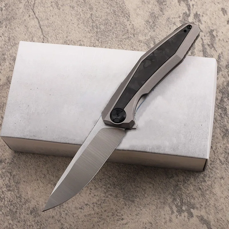 Aktion A0224 High End 0470 Flipper Klappmesser 20CV Satinklinge TC4 Titanlegierung mit Kohlefasergriff Kugellager Schnell zu öffnendes EDC-Taschenmesser