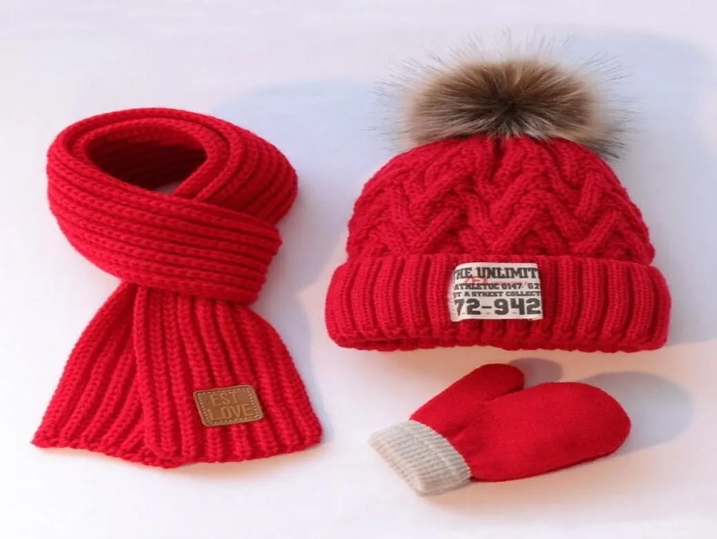 Trois pièces Boy039s et Girl039s écharpe chapeau gants ensemble hiver chaud ensemble nouveau mignon couleur unie pompon bonnet chapeau écharpes chaud Kn9361843