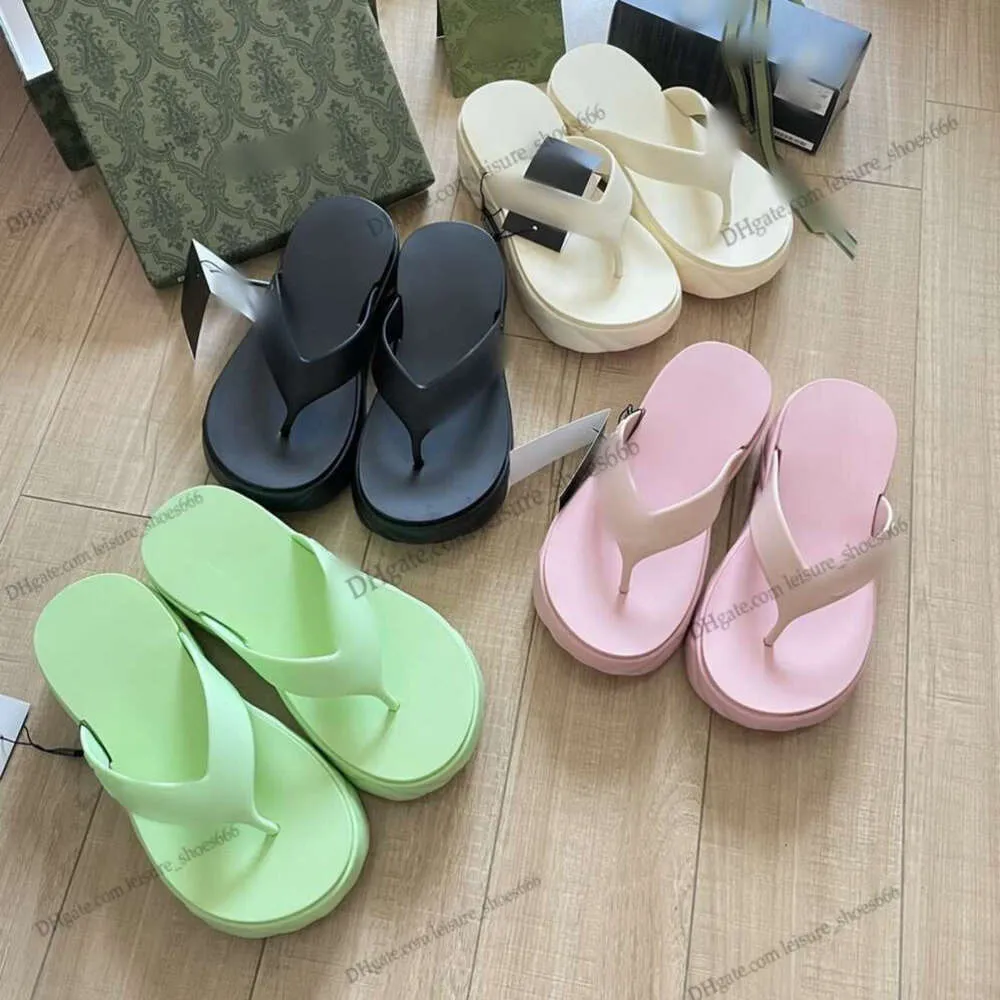 2024 Italien designer glider kvinnor chevron thong sandal flip flop mode toffel dubbel bokstäver mönster uci gummi botten g plattform kil sommar strand casual skor