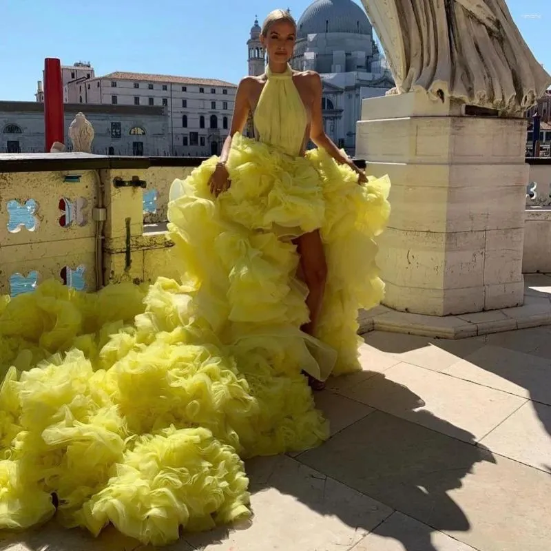 Abiti casual Sexy Backless Giallo Alto Basso Lungo Tulle Donne alla festa Halter Ruffles A strati Puffy Prom Gowns 2024