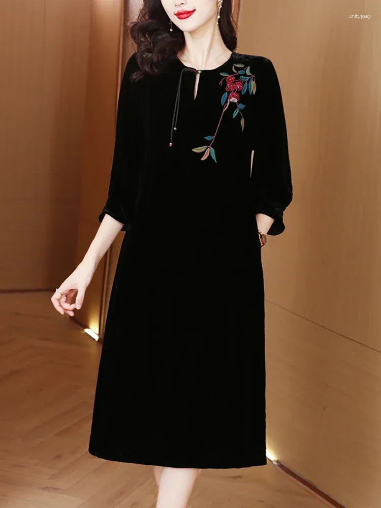 Casual Dresses 2024 Black Velvet Embroidery Floral Luxury Midi Dress Women Korean Vintage Hepburn Prom Autumn Winter Elegant