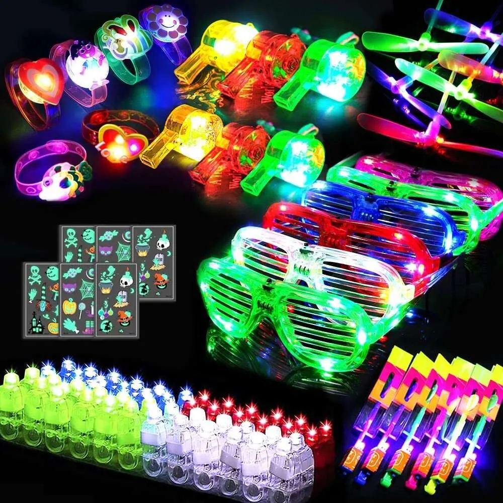 84 pezzi Glow In The Dark Party Supplies Luci da dito Braccialetti LED Occhiali lampeggianti Fischietti Collana Adesivo luminoso Fionda Raggio ultravioletto