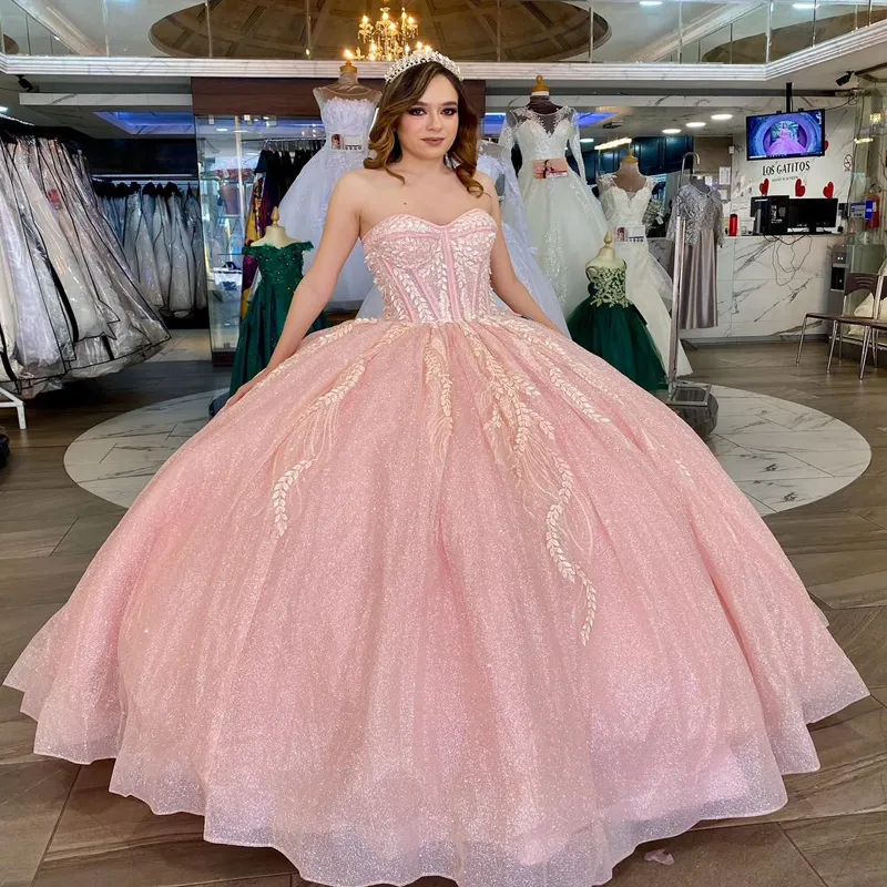 Rosa lucido con spalle scoperte Abito da ballo Abiti Quinceanera Ruffles Applicazioni di paillettes Perline di pizzo Corsetto Abiti da 15 anos