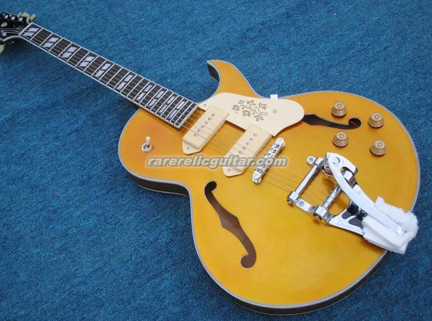 Scotty Moore 295 Gold Top Goldtop Semi Hollow Body Guitare électrique P90 Micros Split Parallélogramme Incrustation Fleurs historiques Pickguard Bigs Tremolo Bridge Tuilp Tuner