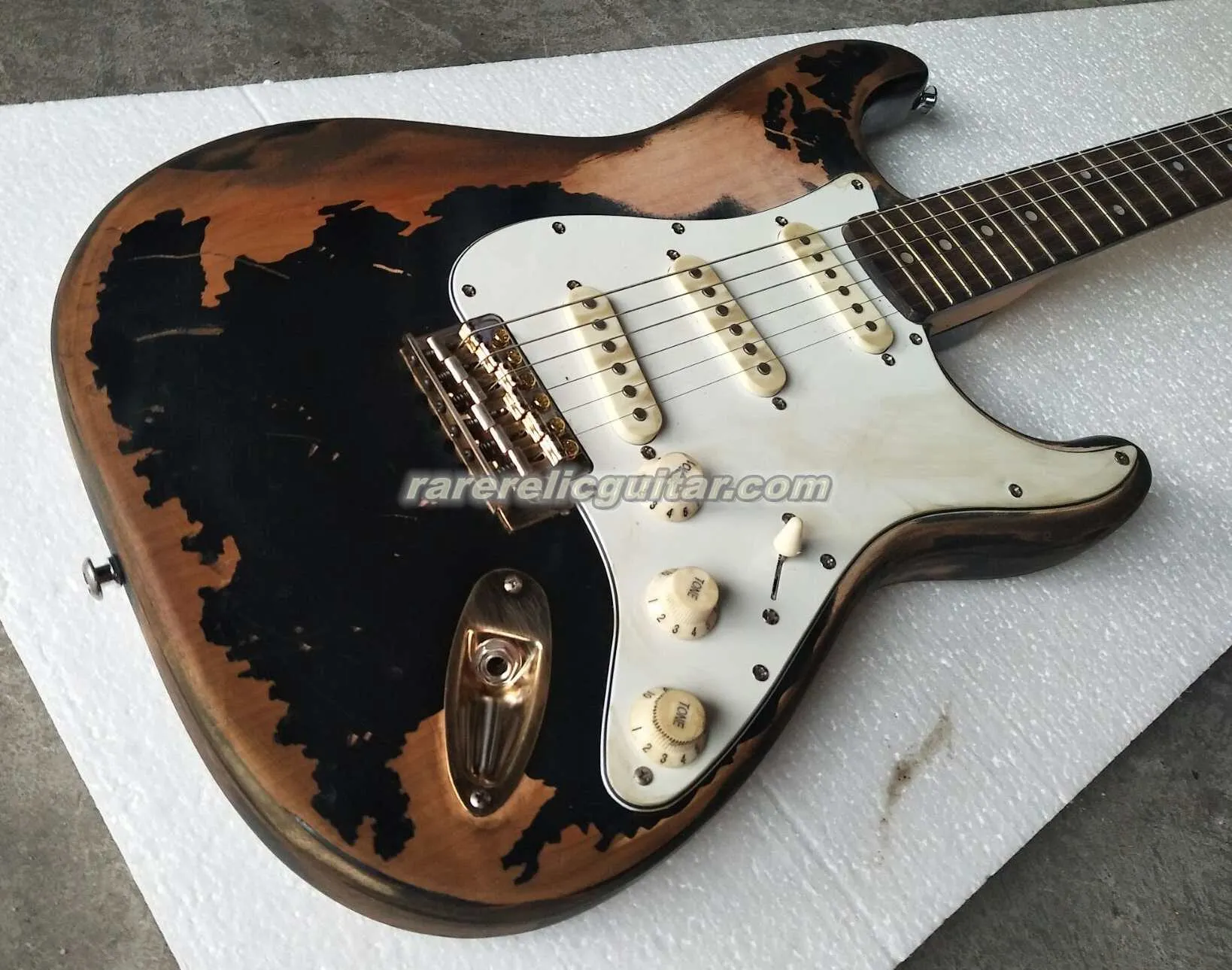 In Stock John Mayer Black One Masterbuilt Relic Electric Guitar Alder Body Vintage Gold hardware Nitrolacquer Paint White Tuners Tremolo Bridge Whammy Bar