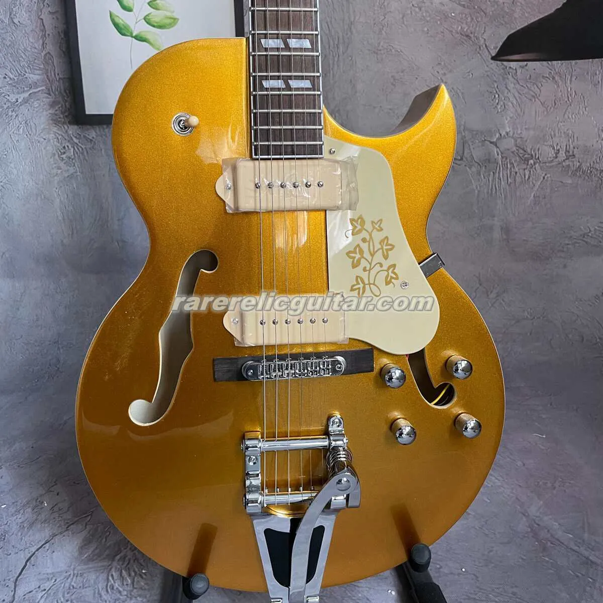 Disponibile Scotty Moore 295 Gold Top Goldtop Semi Hollow Body Chitarra elettrica Pickup P90 Split Parallelogramma Intarsio Fiori storici Battipenna Bigs Tremolo Bridge