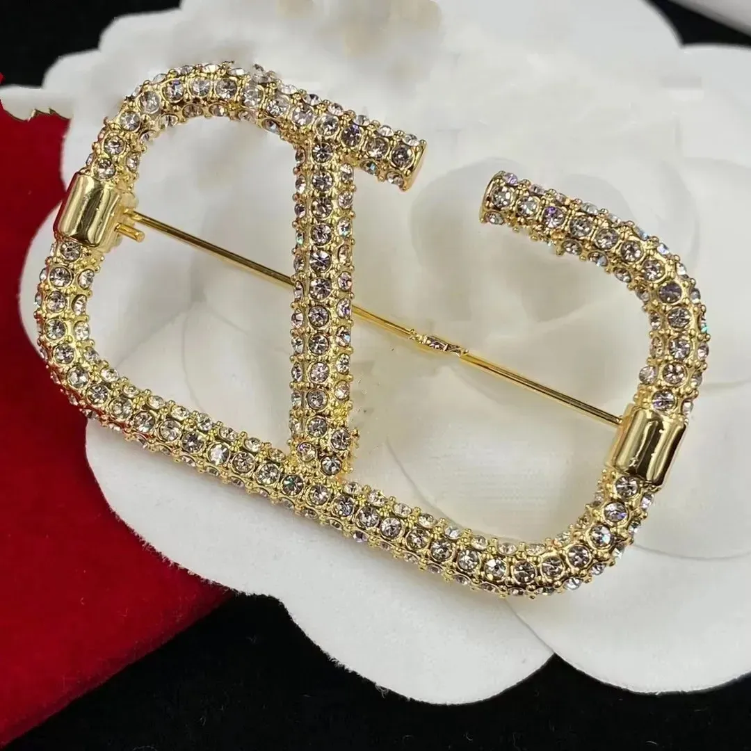Nowa luksusowa marka marki brooch, kryształowa broszka biżuterii, modna i urocza igła perłowa