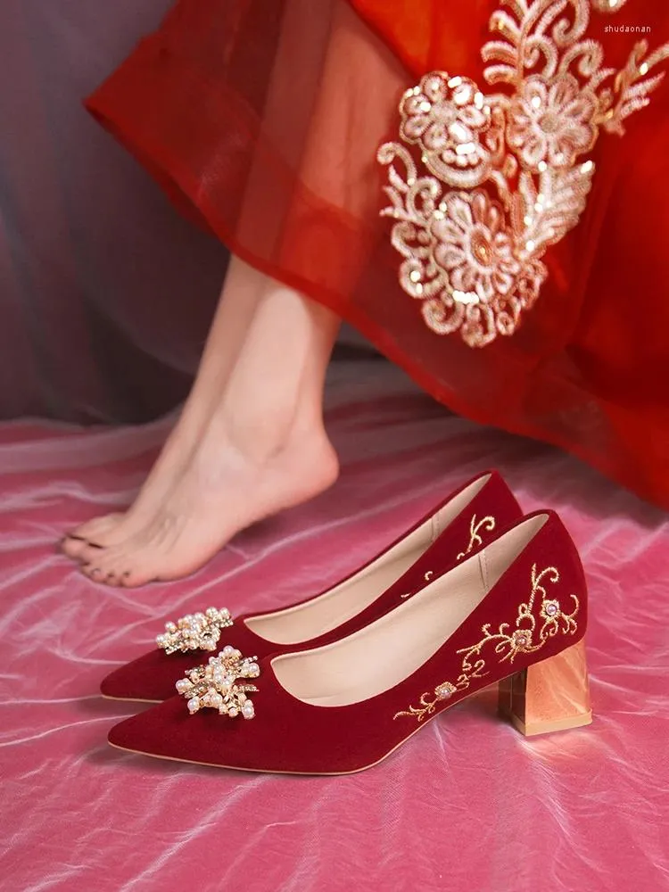 Chaussures de robe de mariée talons d'or sandales dames pompes pointues 2024 slip sur la mariée à lacets beige métallique africain orteil décontracté dernier slip-on