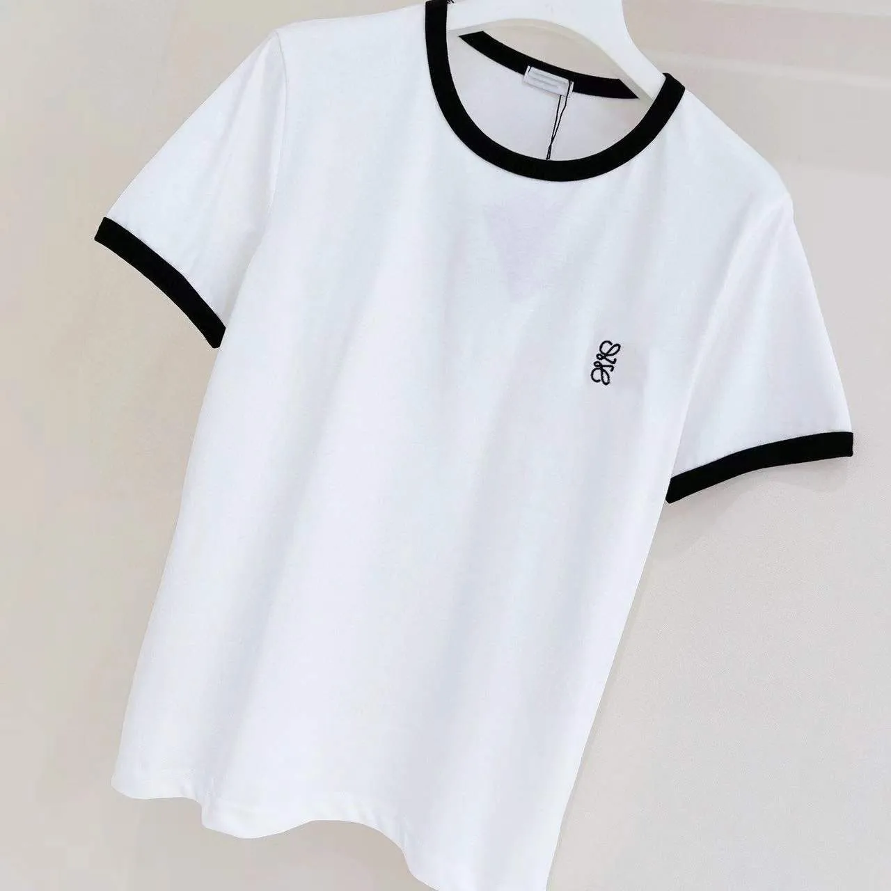 Camiseta Loes de diseñador de lujo para mujer, manga corta en relieve, blanco, negro, cuello redondo, estilo de moda, primavera 2024