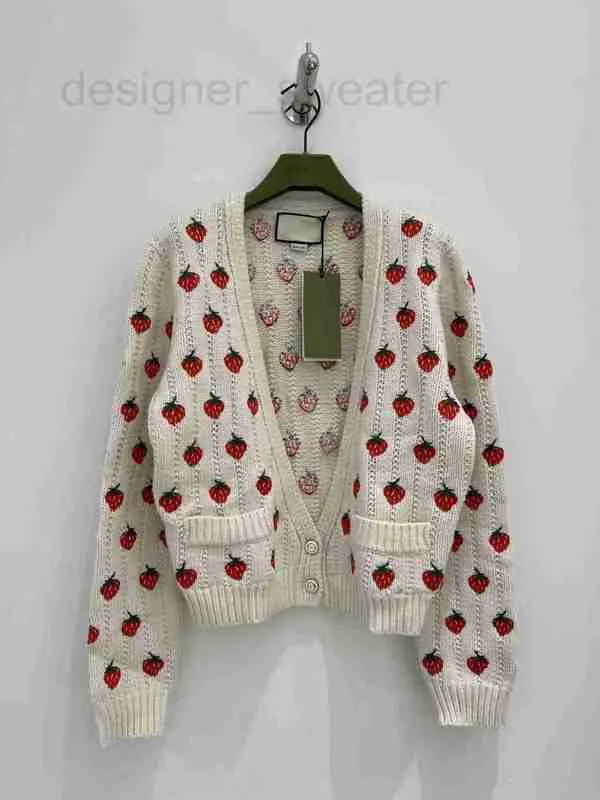 Kvinnors stickor Tees Designer High Version Strawberry Embroidered Woolen Cardigan Korean Version Girls Short Sticke Woolen Sweater Coat High End Women