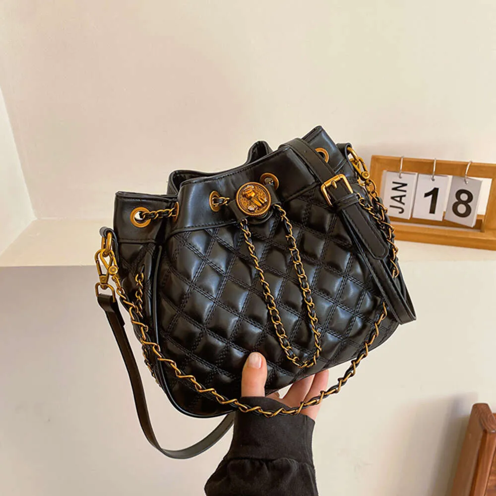 Årets trendiga Lingge broderad tråd mångsidig 2023 Autumn/Winter New Chain Bucket Bag for Women 75% Factory Direct Sales