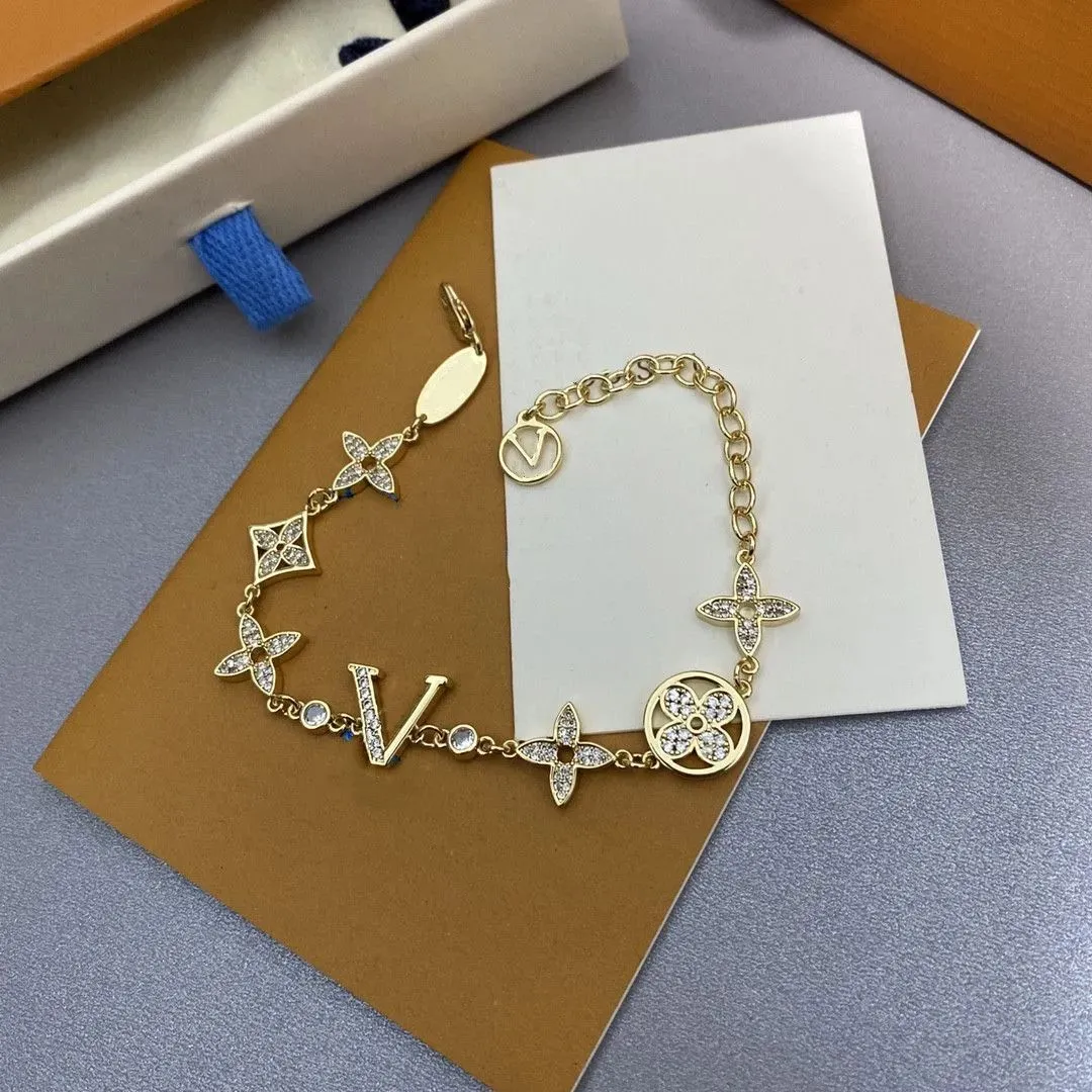 Luxury designer Like elegant ladies Four-leaf clover bracelet 18k gold silver fashion letter Diamond pendant bracelet wedding high quality jewelry original box