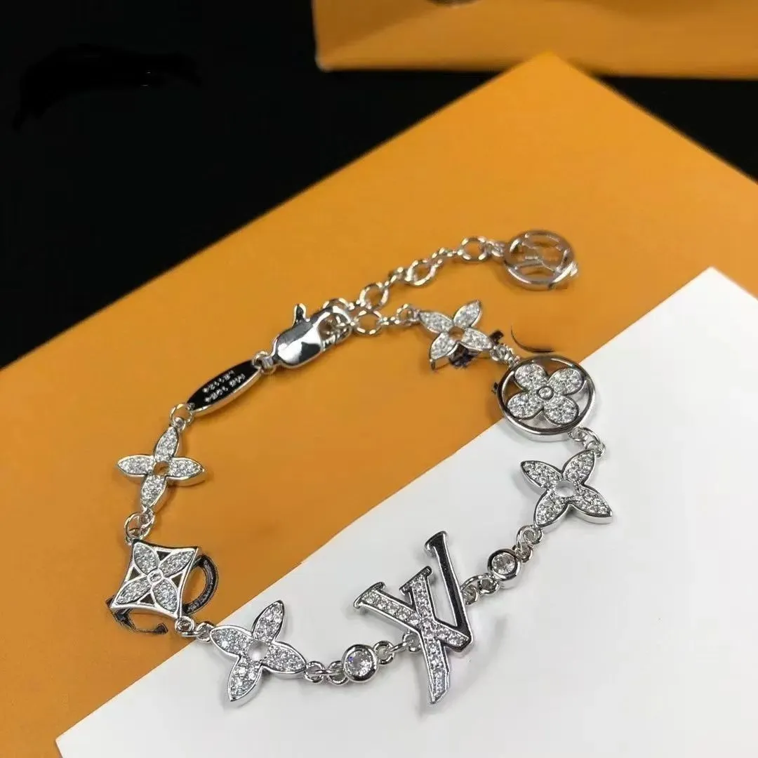 Luxury designer Like elegant ladies Four-leaf clover bracelet 18k gold silver fashion letter Diamond pendant bracelet wedding high quality jewelry original box