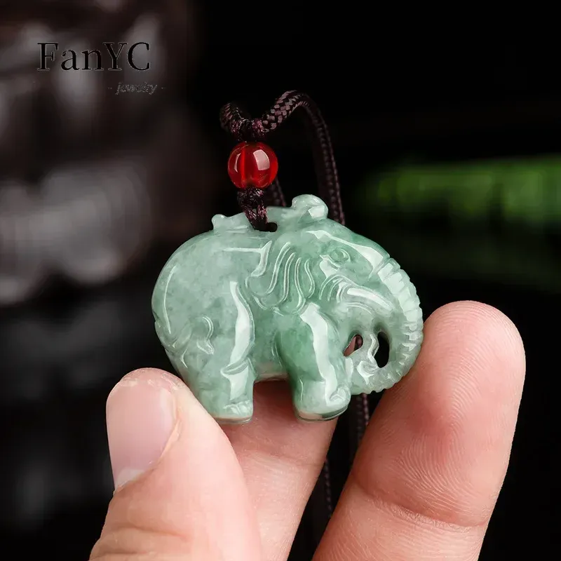 Hängen Myanmar Agoods Jadeite Baby Elephant Icy Jade Pendant Handvalvade män och kvinnor Fashion Simple Jewelband Halsband Holiday Gift