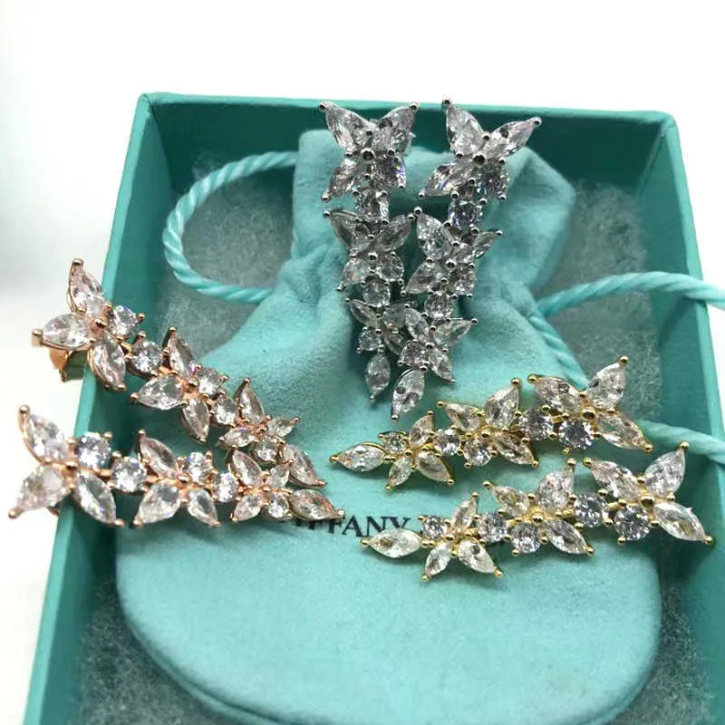 Charm t Family S925 Orecchini a farfalla con diamanti Cluster di fiori Nappe Orecchini con temperamento lussuoso Senso di fascia alta e orecchini versatili