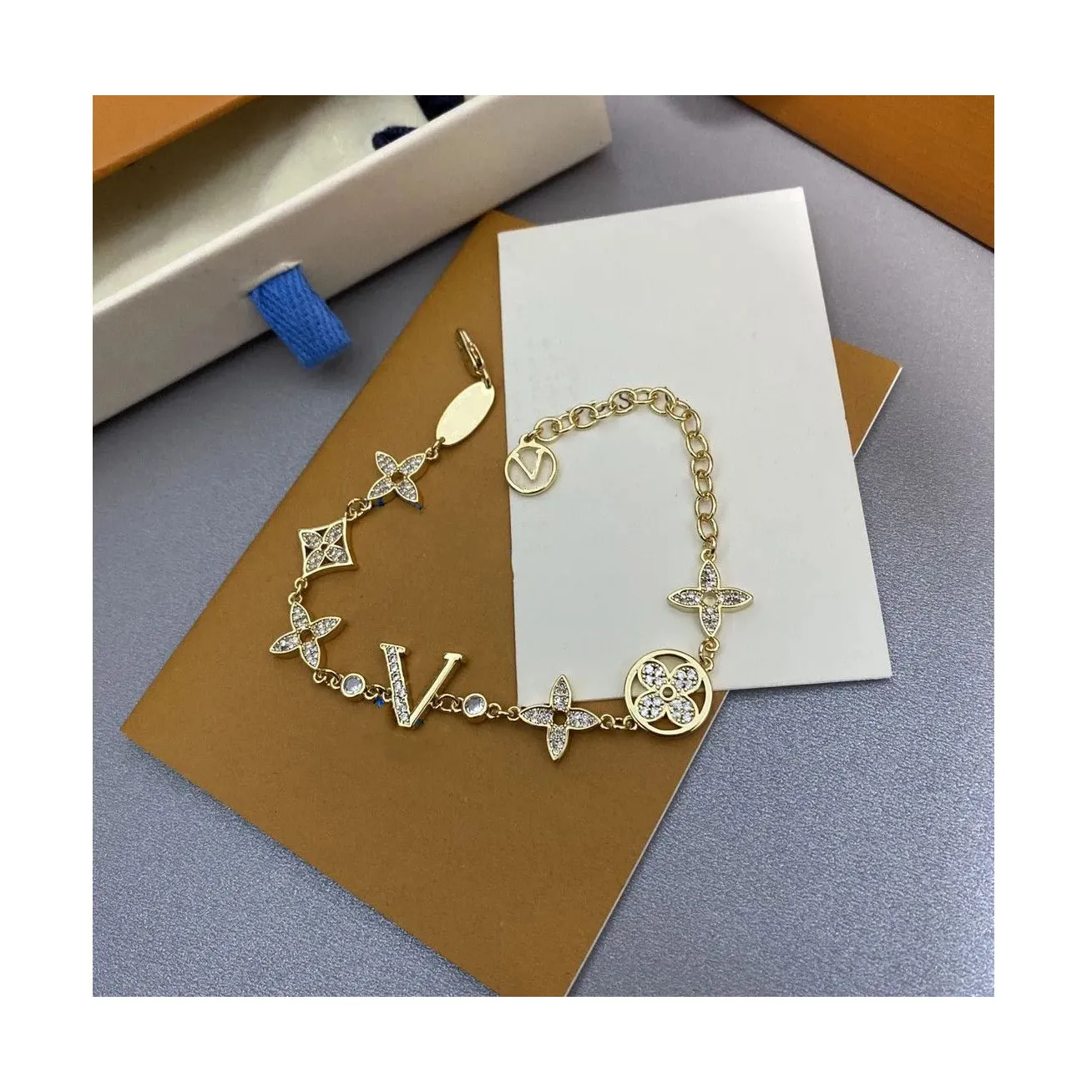 Luxury designer Like elegant ladies Four-leaf clover bracelet 18k gold silver fashion letter Diamond pendant bracelet wedding high quality jewelry original box