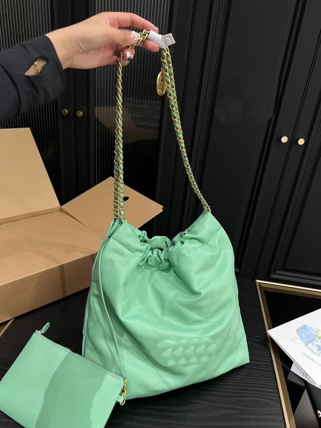 DHgate Gold Buckle Chain Shoulder Bag Sheepskin Garbage Bags Womens Large Capacity Crossbody Bag Airplane Box Bags Luggage Accessories