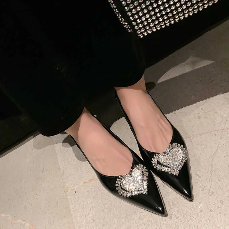 Chaussures simples à talons hauts en forme de cœur de pêche et strass pointus français pour femmes à l'automne 2023, nouveau design de robe, petit cuir européen 240220