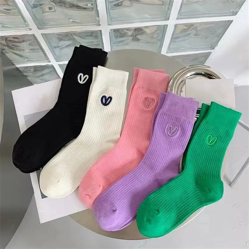 Chaussettes en coton pour femmes, bas de sport, couleur unie, amour brodé, à poils mi-tubes, printemps et automne, 2024