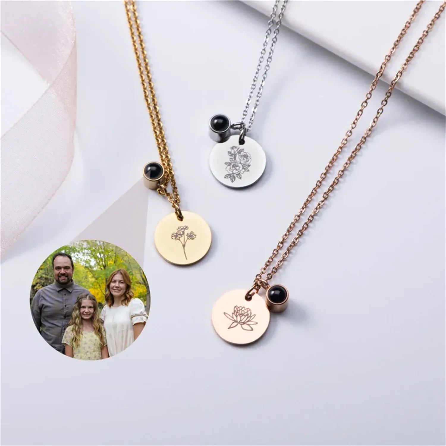 Colliers Projection personnalisée Collier Customname Fleur d'anniversaire Date de l'écriture manuscrite Collier à disque gravé Gravure Fleur de naissance