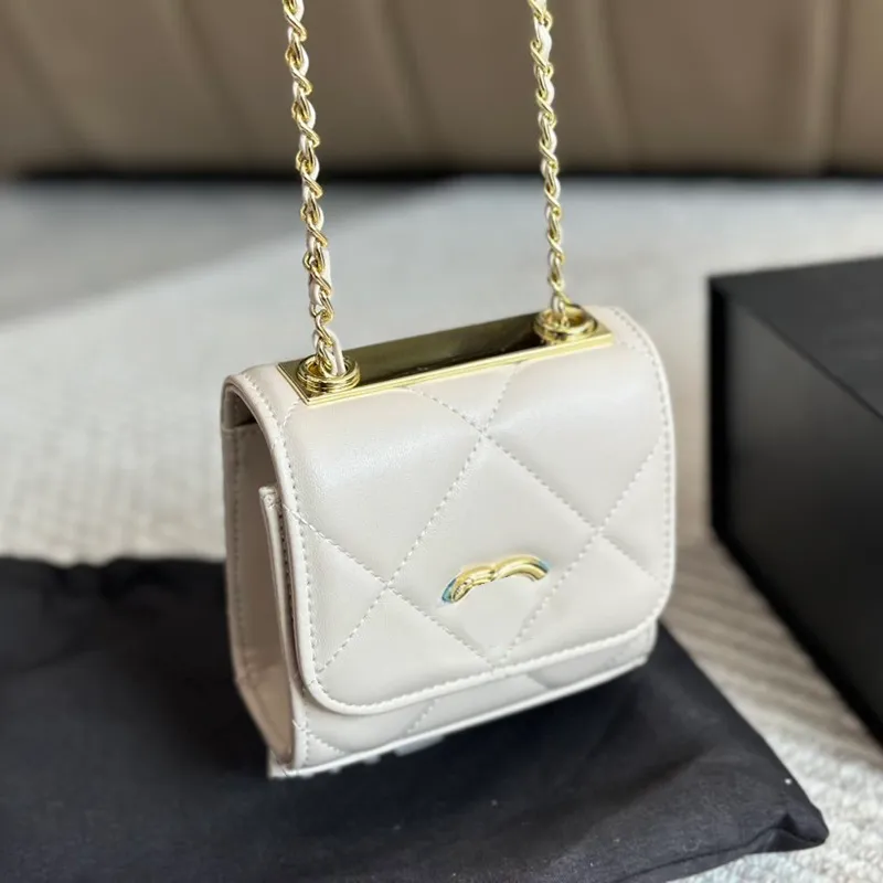 Mini borsa per il trucco con lettera in metallo da 11 cm Portafoglio da donna Portafoglio con hardware dorato Borsa a tracolla sotto le ascelle Portamonete Pochette Borsa casual da strada Valigia Pochette portachiavi