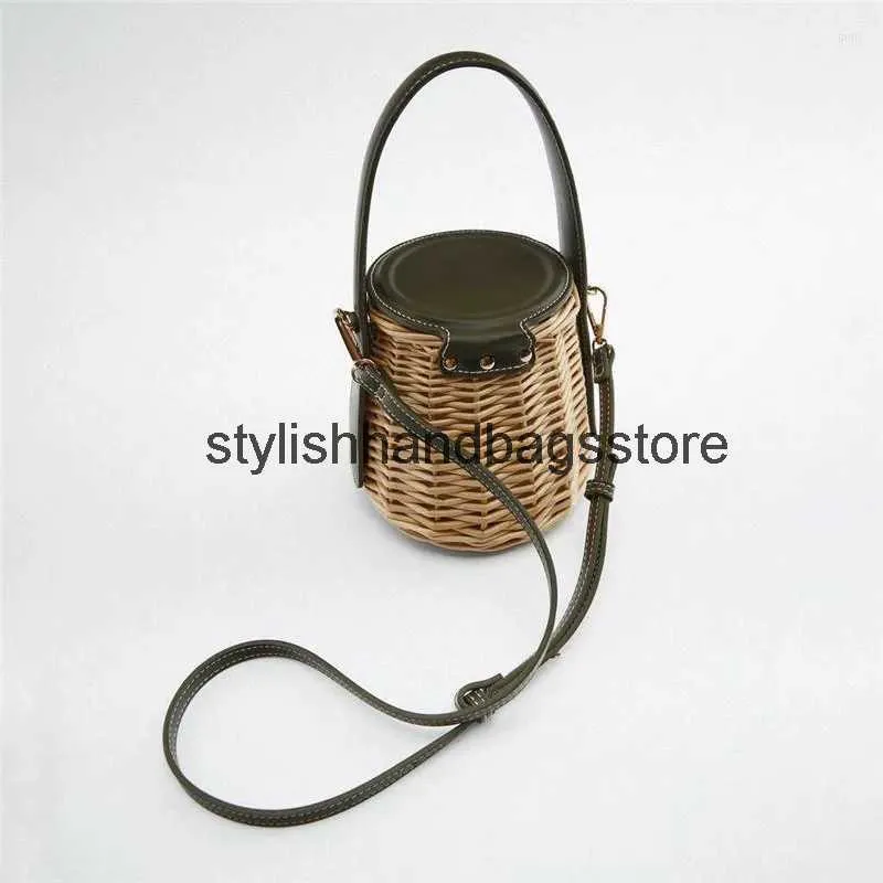 Axelväskor 2023 NYTT FASION SOULDER Märke och spelade Weave Crossbody Wicker Basket Bag for Women Designer And Bags Beac Ladies Summer CylindricalH24221