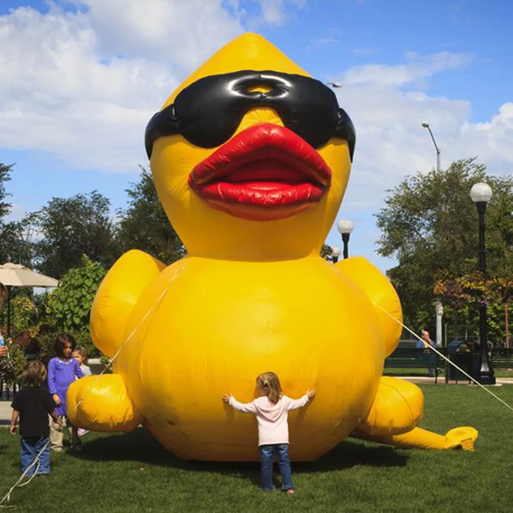 wholesale Gros bateau gratuit 8 mH (26 pieds) avec décoration de plage de ventilateur grand canard gonflable modèle animal géant gros canards en caoutchouc pour la publicité