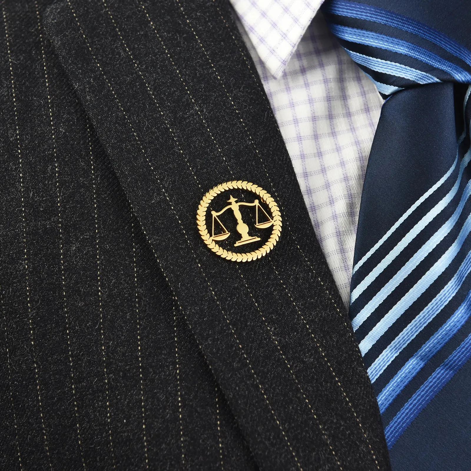 Qi Wu Libra Balance Advocate Lawyer Brooch Justice and Equity Symbol For Mens Shirt Jewelry Lawyers Judge Steel Lapel Pin 240220