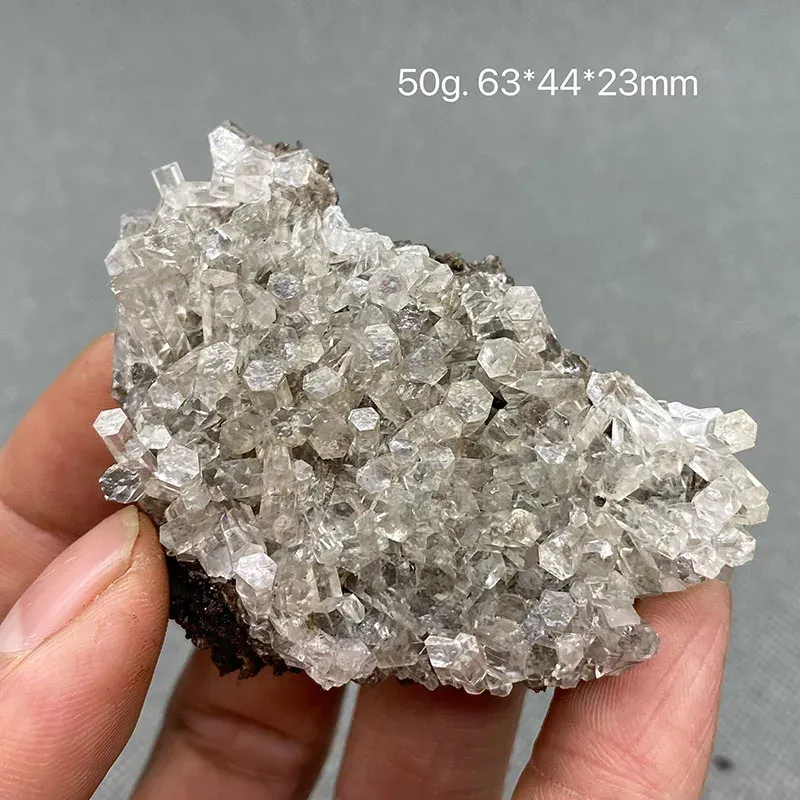 Pendenti La calcite colonnare trasparente naturale è una pietra preziosa di cristallo rara ed estinta in Cina