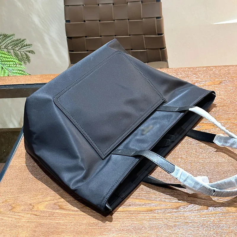 Borsa stilista in tela di nylon tessuto spesso super confortevole, leggera e pratica borsa pendolari dimensioni 36x31x16 cm Borsa a tracolla a mano